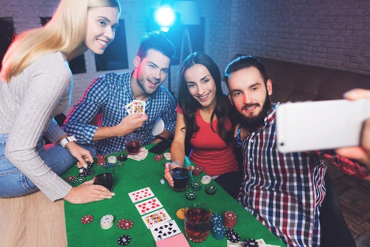 Antarmuka live dealer mitra138 menampilkan meja blackjack dengan dealer langsung dan opsi taruhan